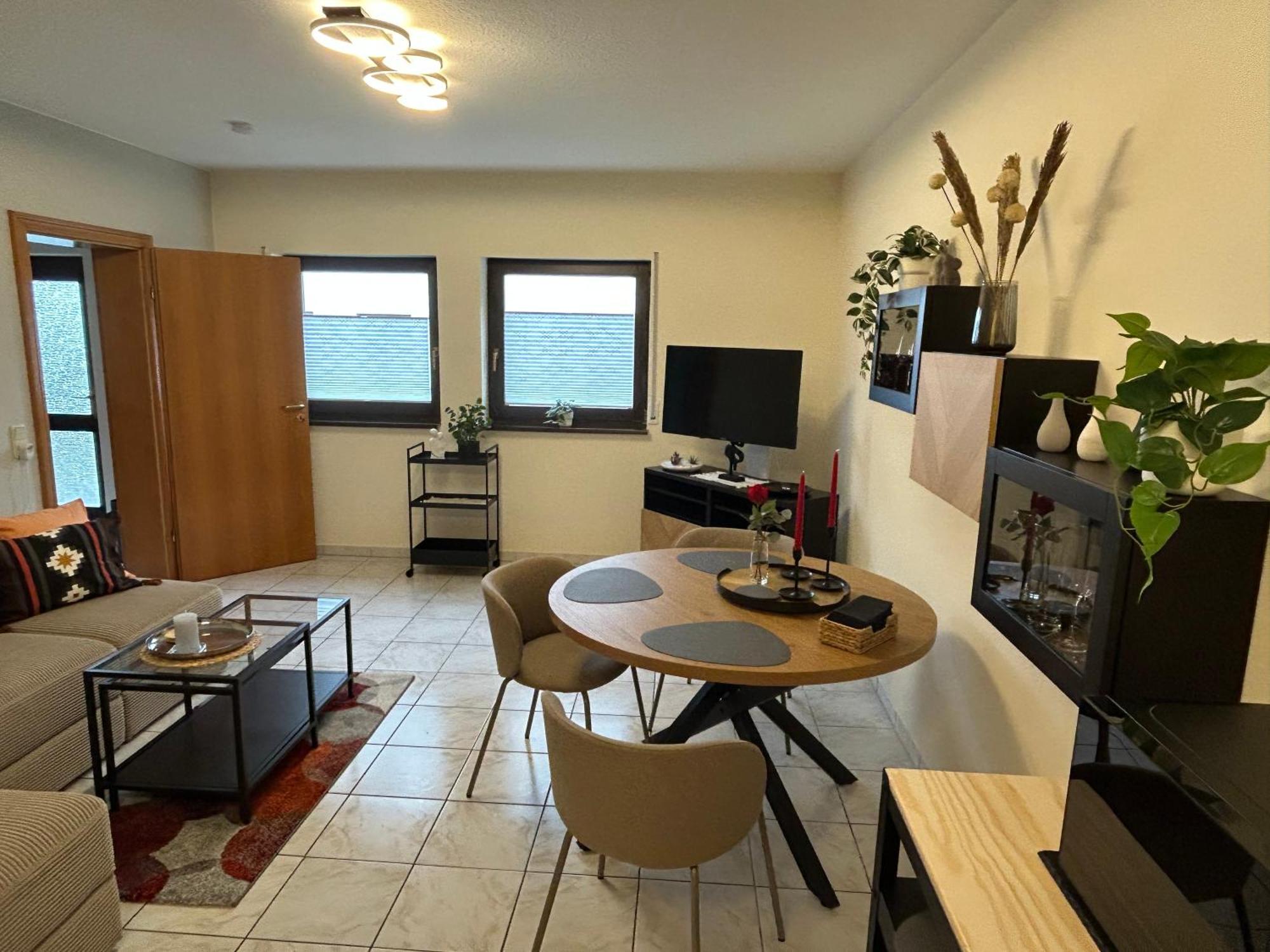 Modernes Ruhiges In Scheidt, Uni-naehe Apartment