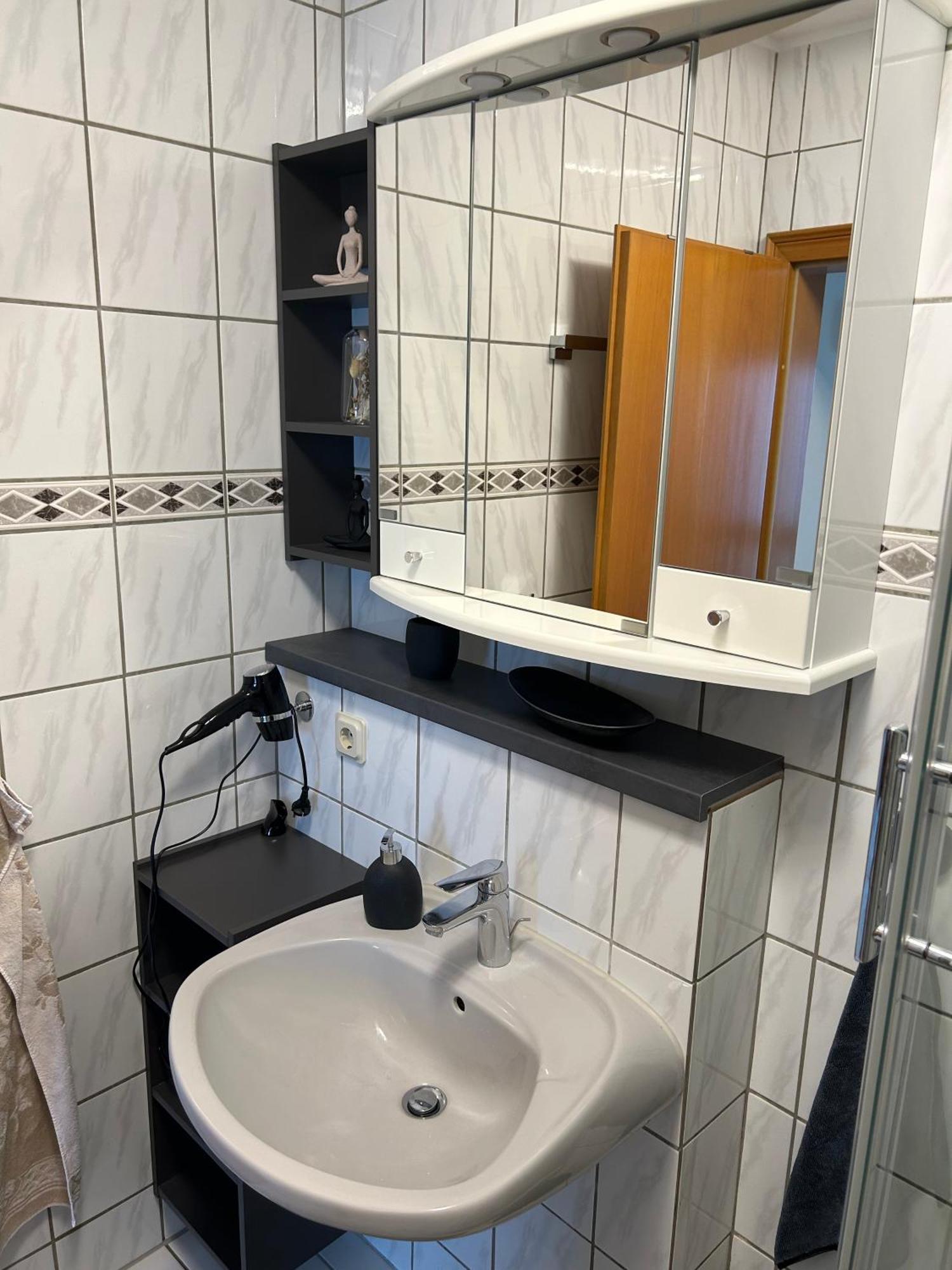 Modernes Ruhiges In Scheidt, Uni-naehe Apartment *